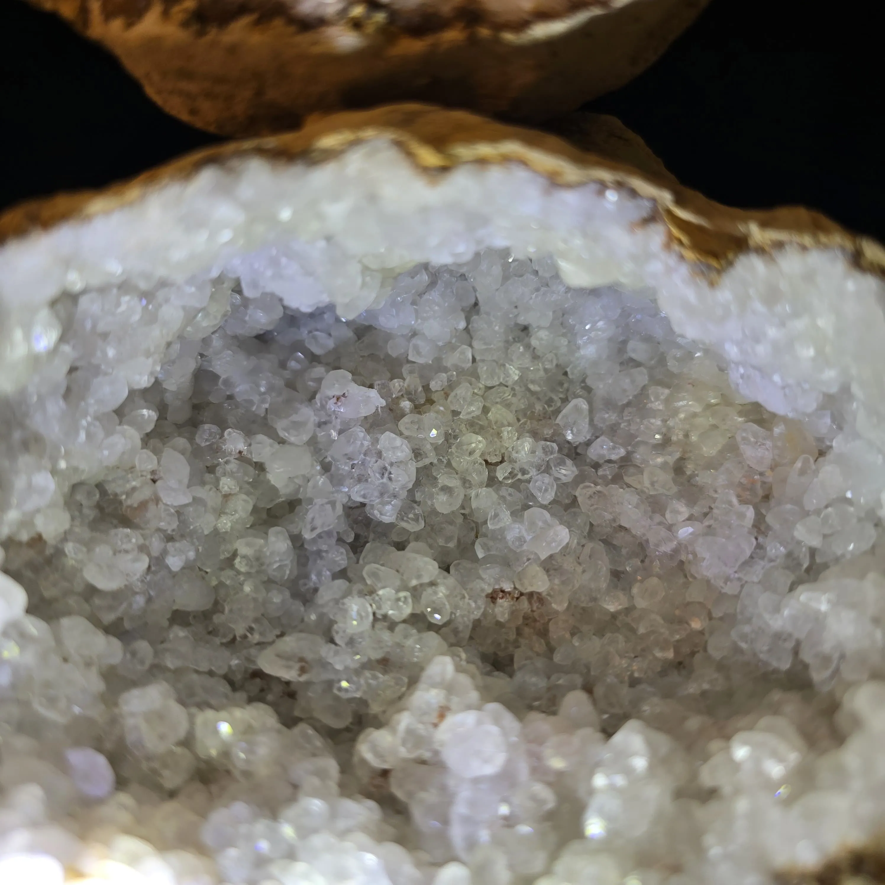 Large Calcite Geode – 887 g – Natural Crystal Formation - image 9
