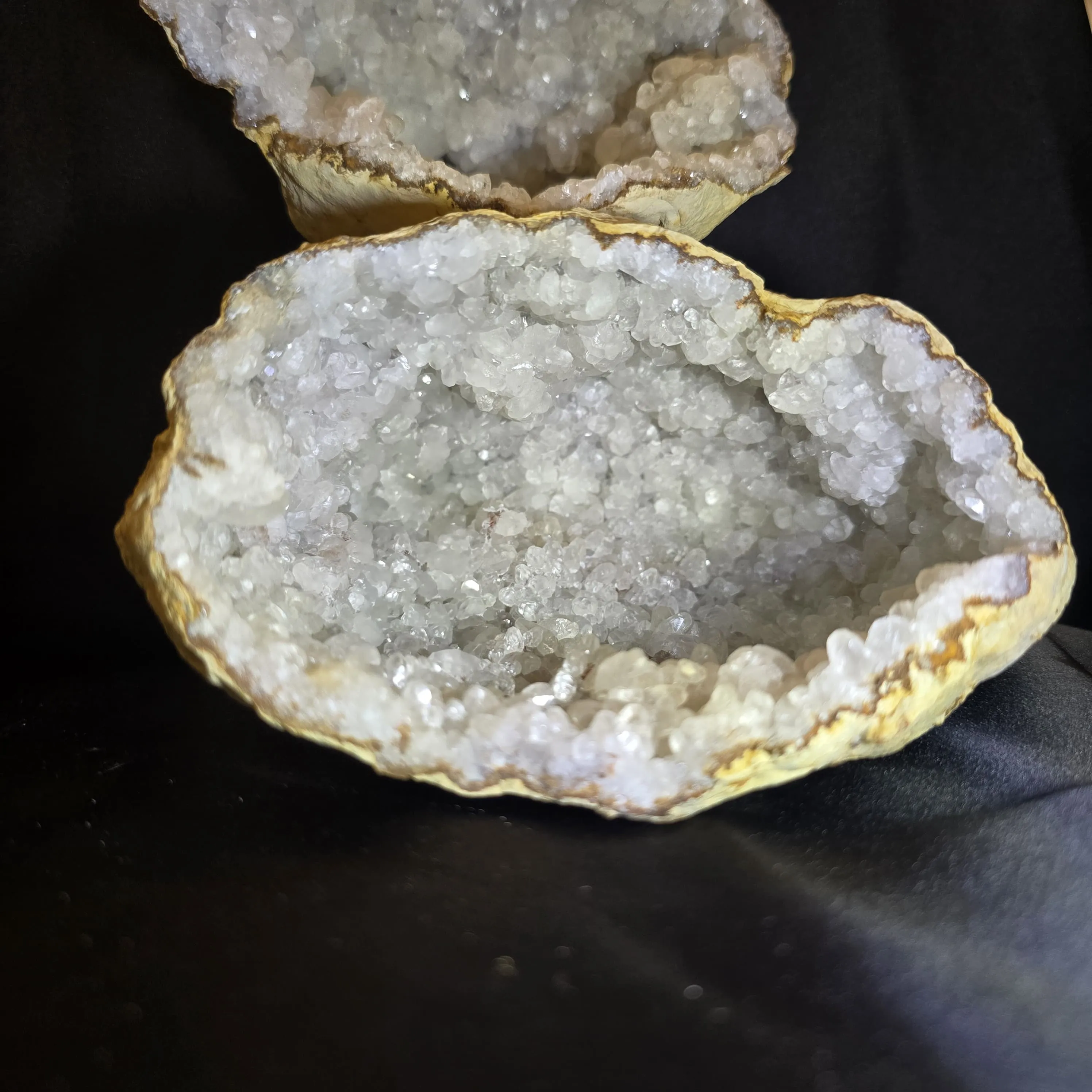 Large Calcite Geode – 887 g – Natural Crystal Formation - image 8