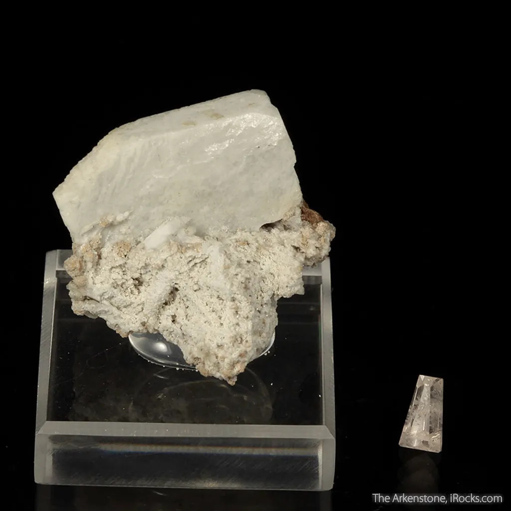 Leifite (rough and cut set) image