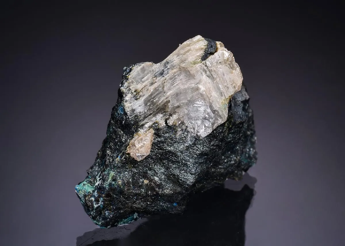 Leiteite with WARIKAHNITE and ? STRANSKIITE on Tennantite - image 1