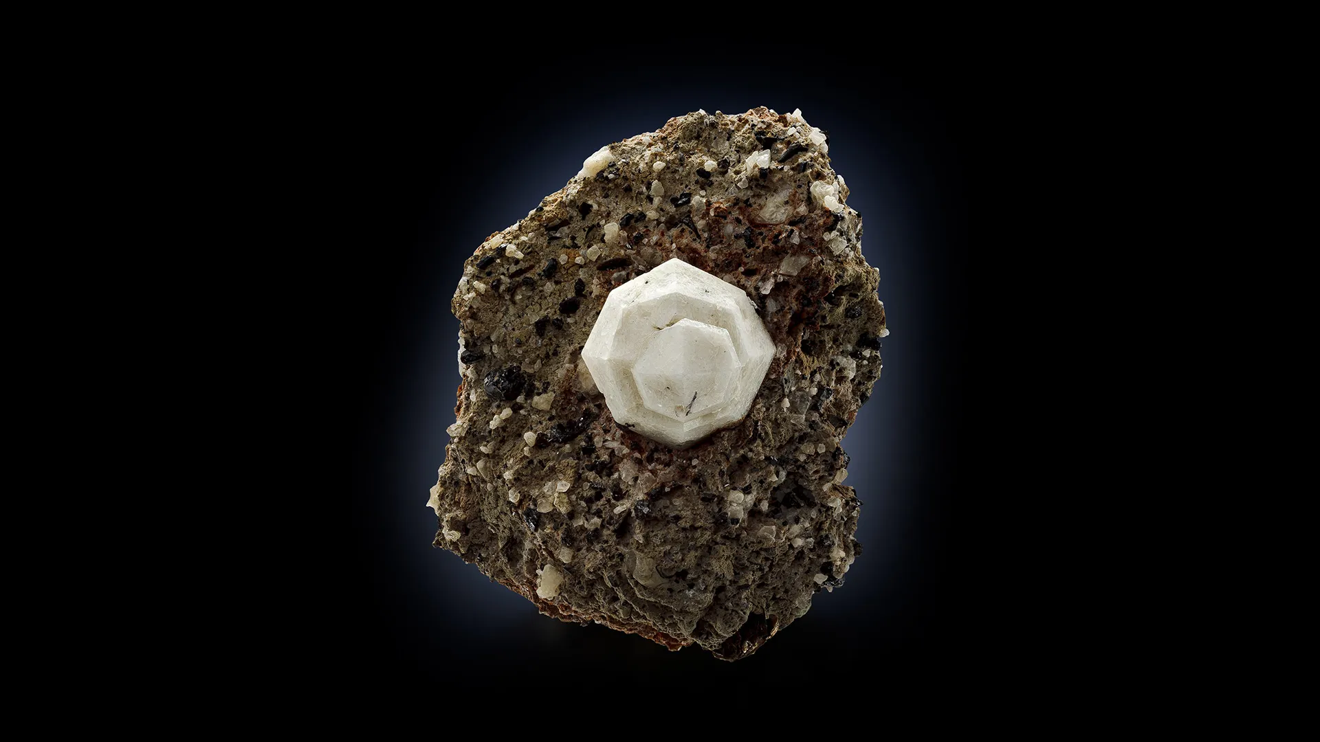 Leucite - image 1