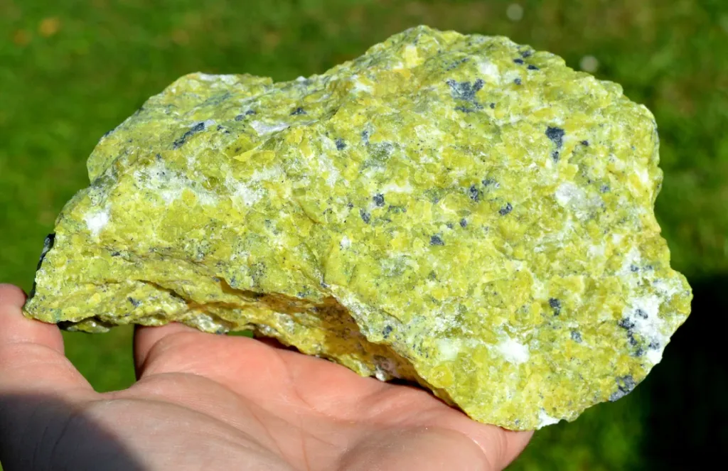 Lizardite 1235 grams - Dypingdal serpentine-magnesite deposit, Snarum, Modum, Viken, Norway - image 4