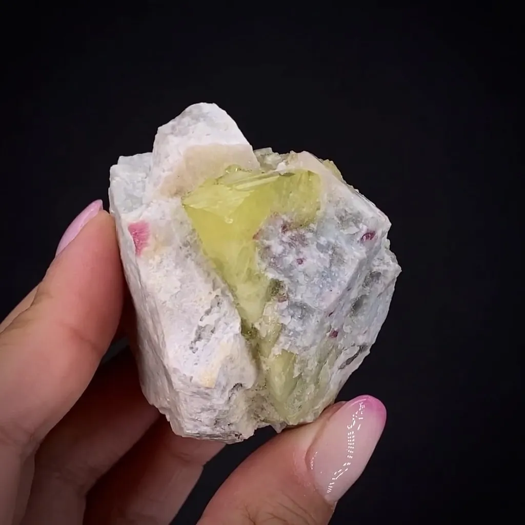 Londonite/Rhodizite with Liddicoatite image