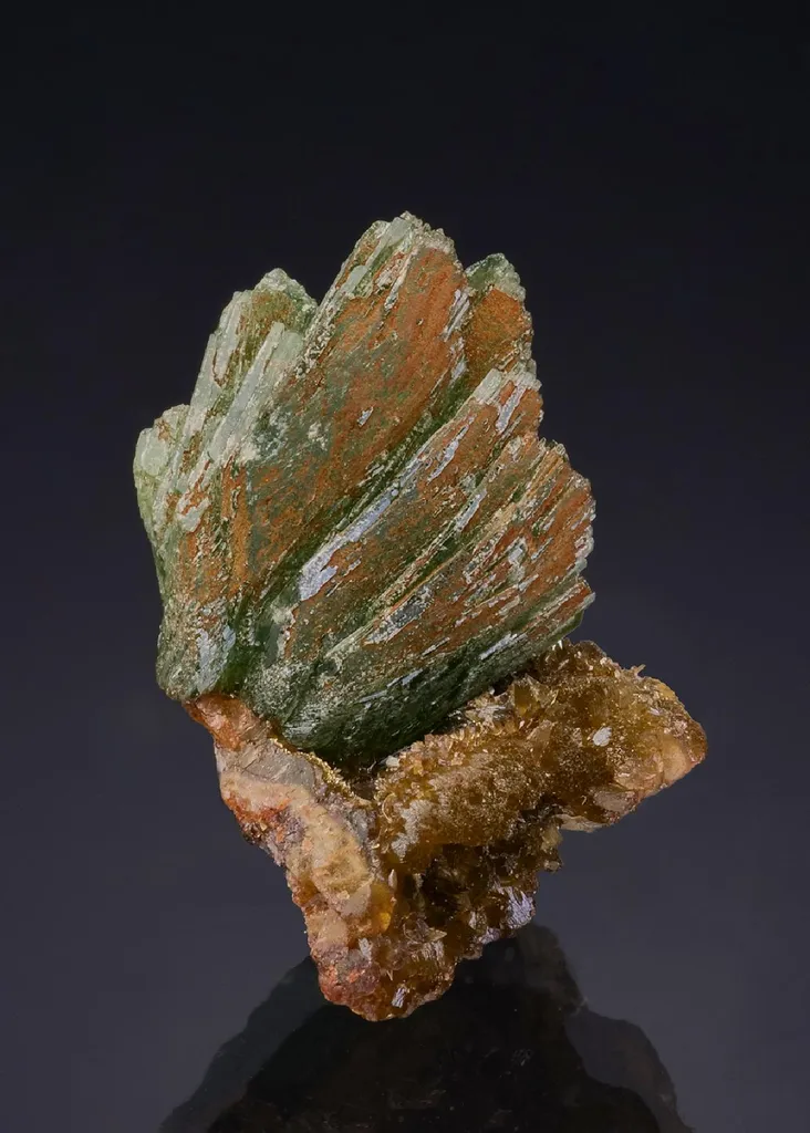 LUDLAMITE on SIDERITE image