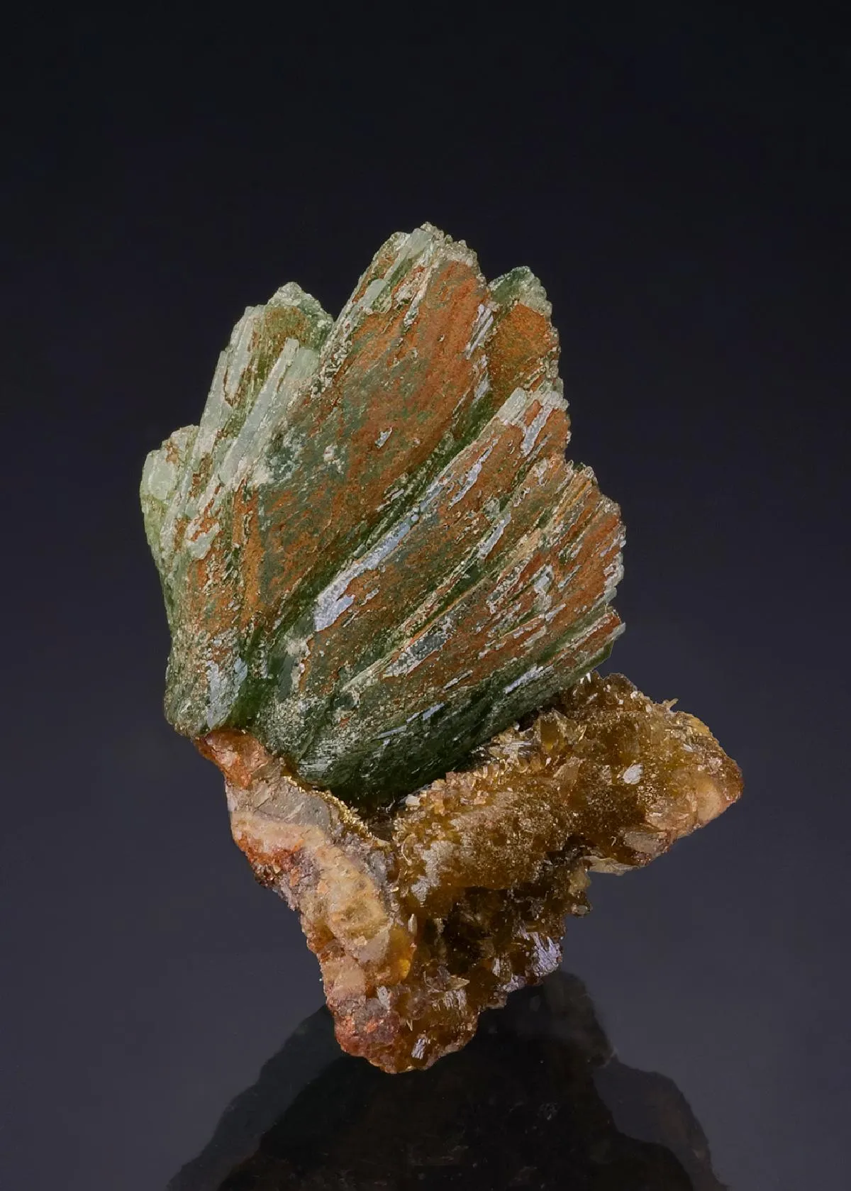 Ludlamite on Siderite - image 1