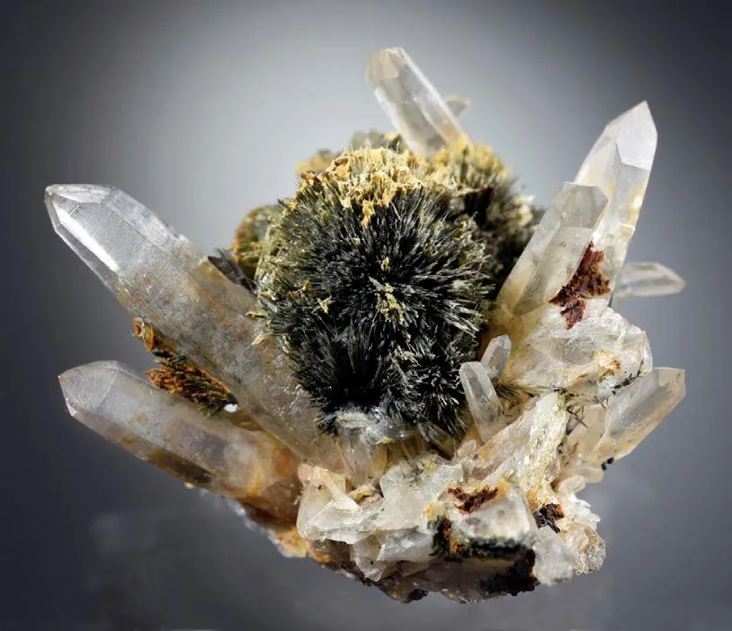 Luinaite on Quartz image