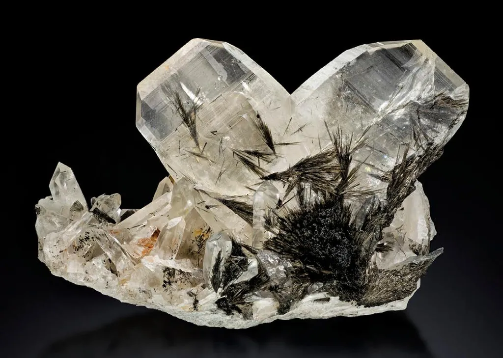 Luinaite on Quartz Japan-law twin image
