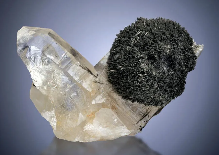 Luinaite on Quartz Japan-law twin image