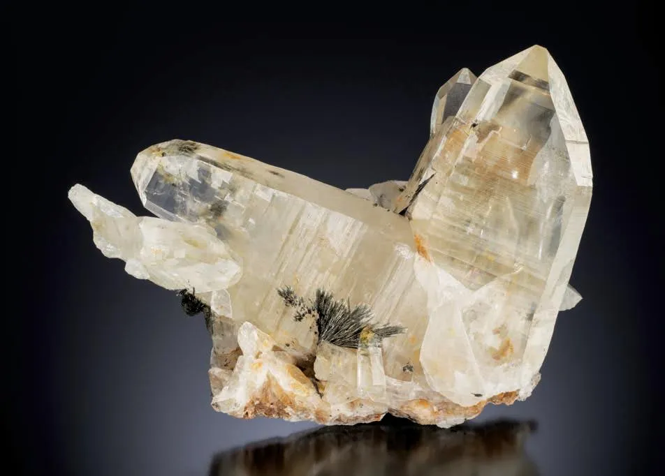 Luinaite on Quartz, Japan-law twin image