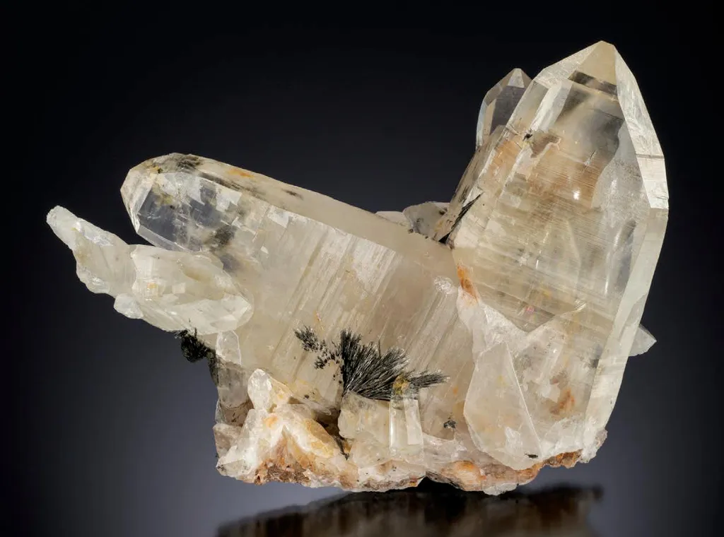Luinaite on Quartz Japan-law twin image