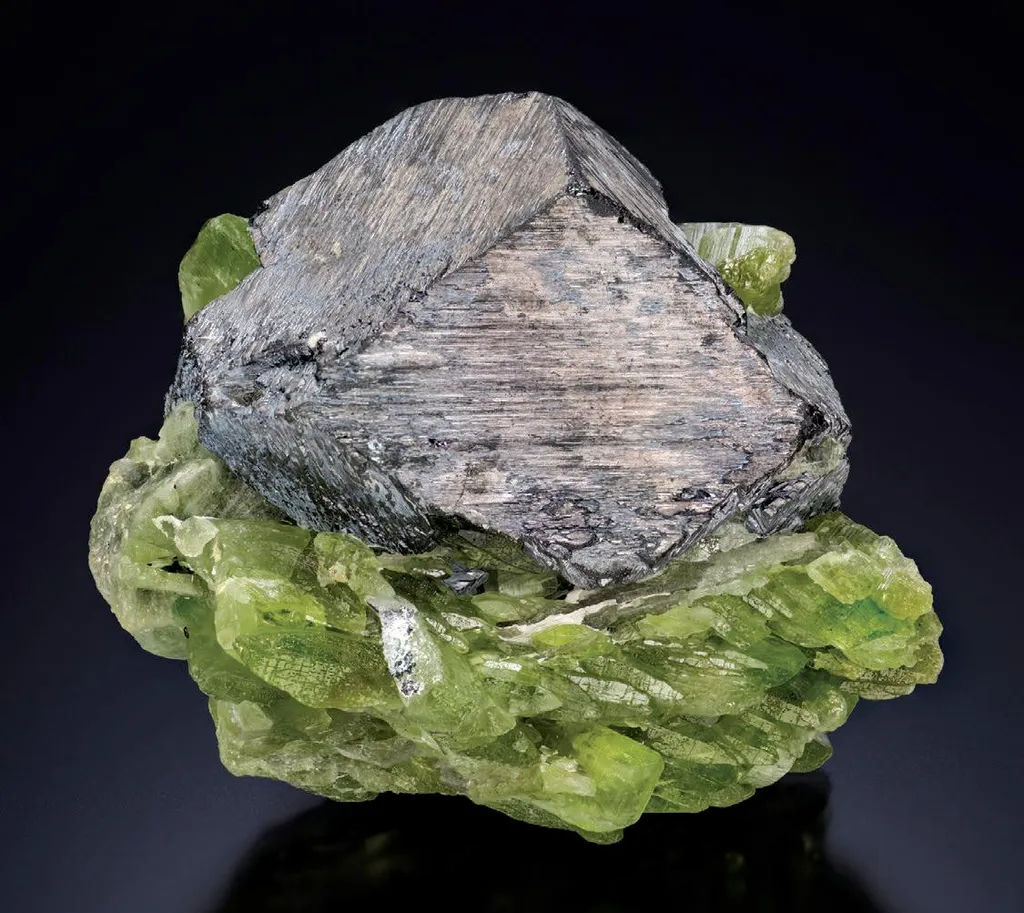 Magnetite, Forsterite image