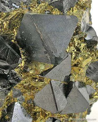 Magnetite in Chalcopyrite image