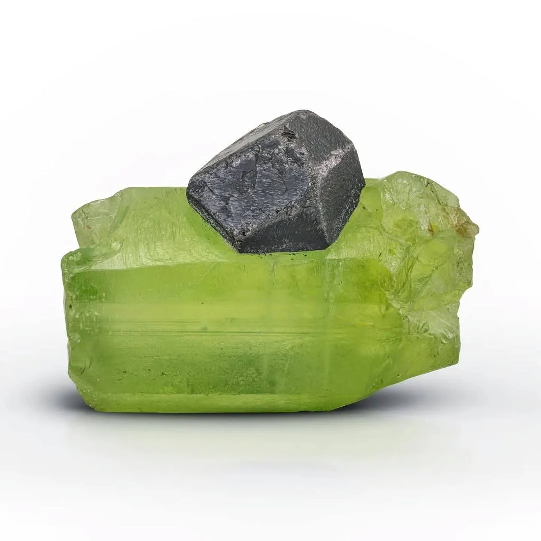 Magnetite on Peridot - image 2