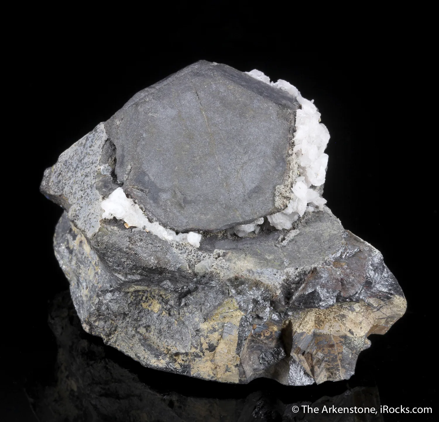Magnetite (twinned) - image 5