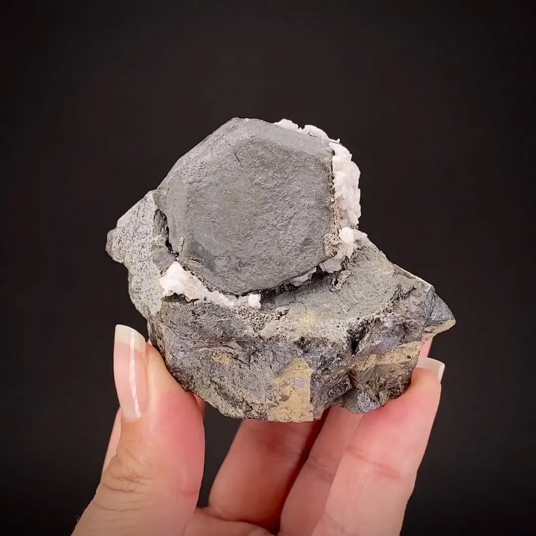 Magnetite (twinned) - image 2