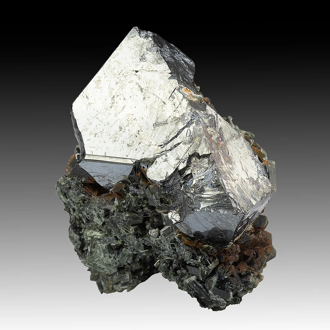 Magnetite with Actinolite - image 1