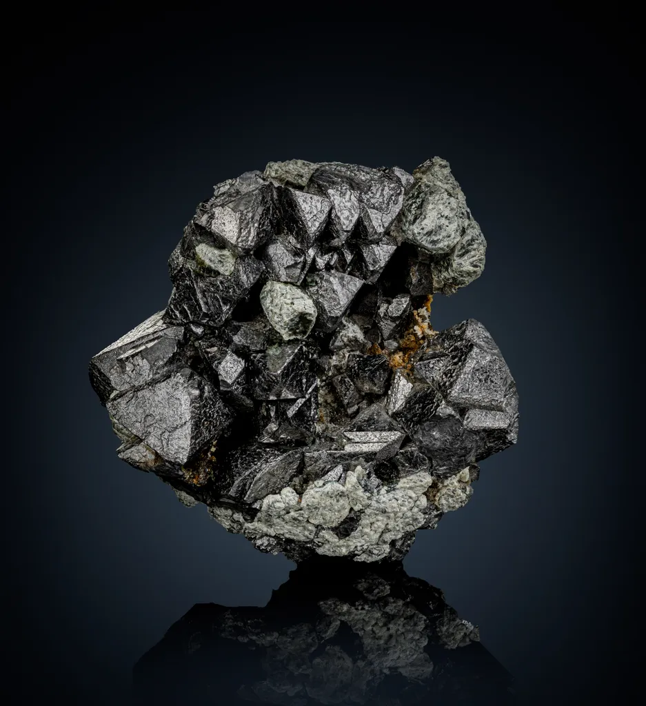 Magnetite with Forsterite image