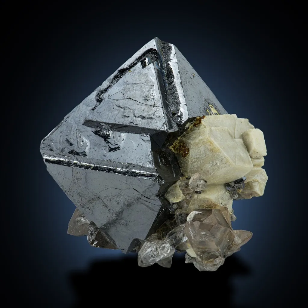 Magnetite with Quartz image