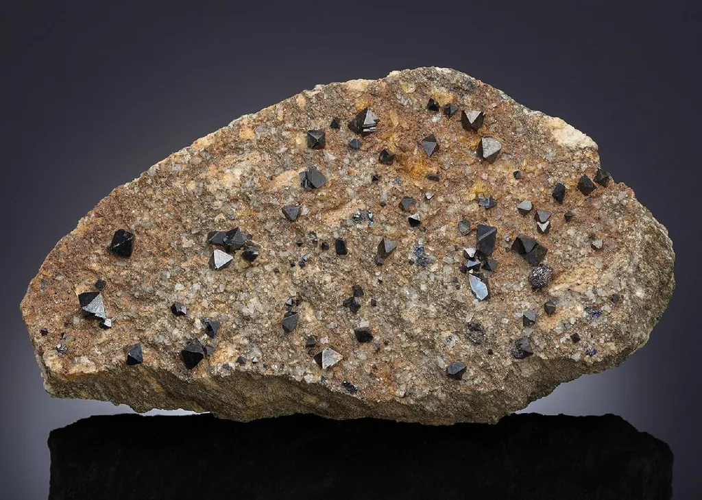 Magnetite with Rutile Hematite, ADULARIA and Quartz image