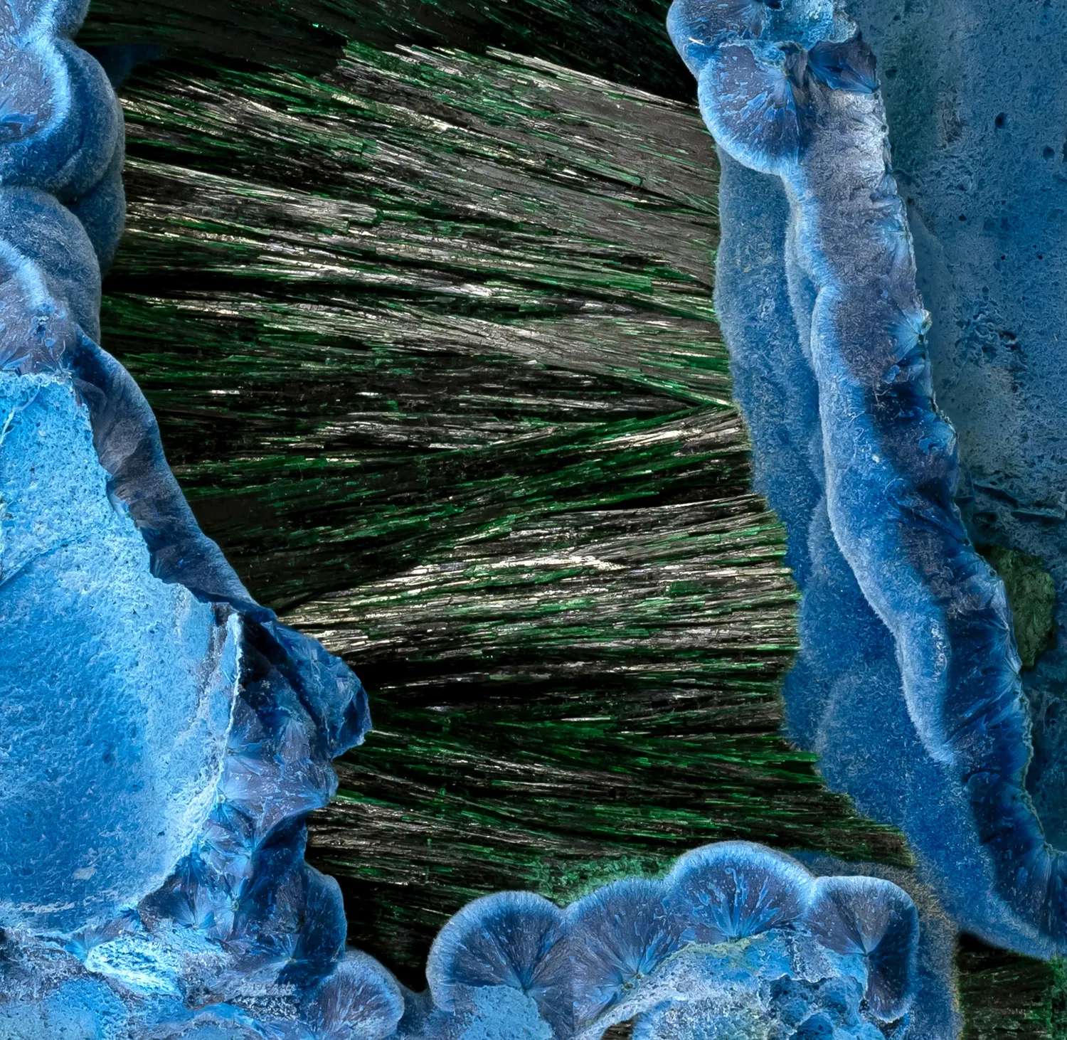 Malachite in Shattuckite pocket - image 3