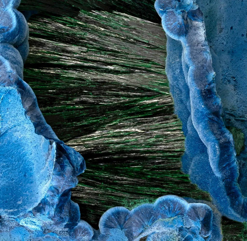 Malachite in Shattuckite pocket - image 3