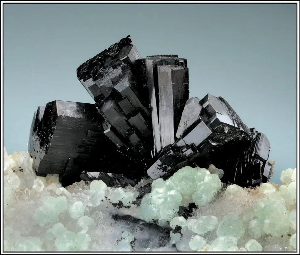 Manganbabingtonite, Prehnite, Quartz image