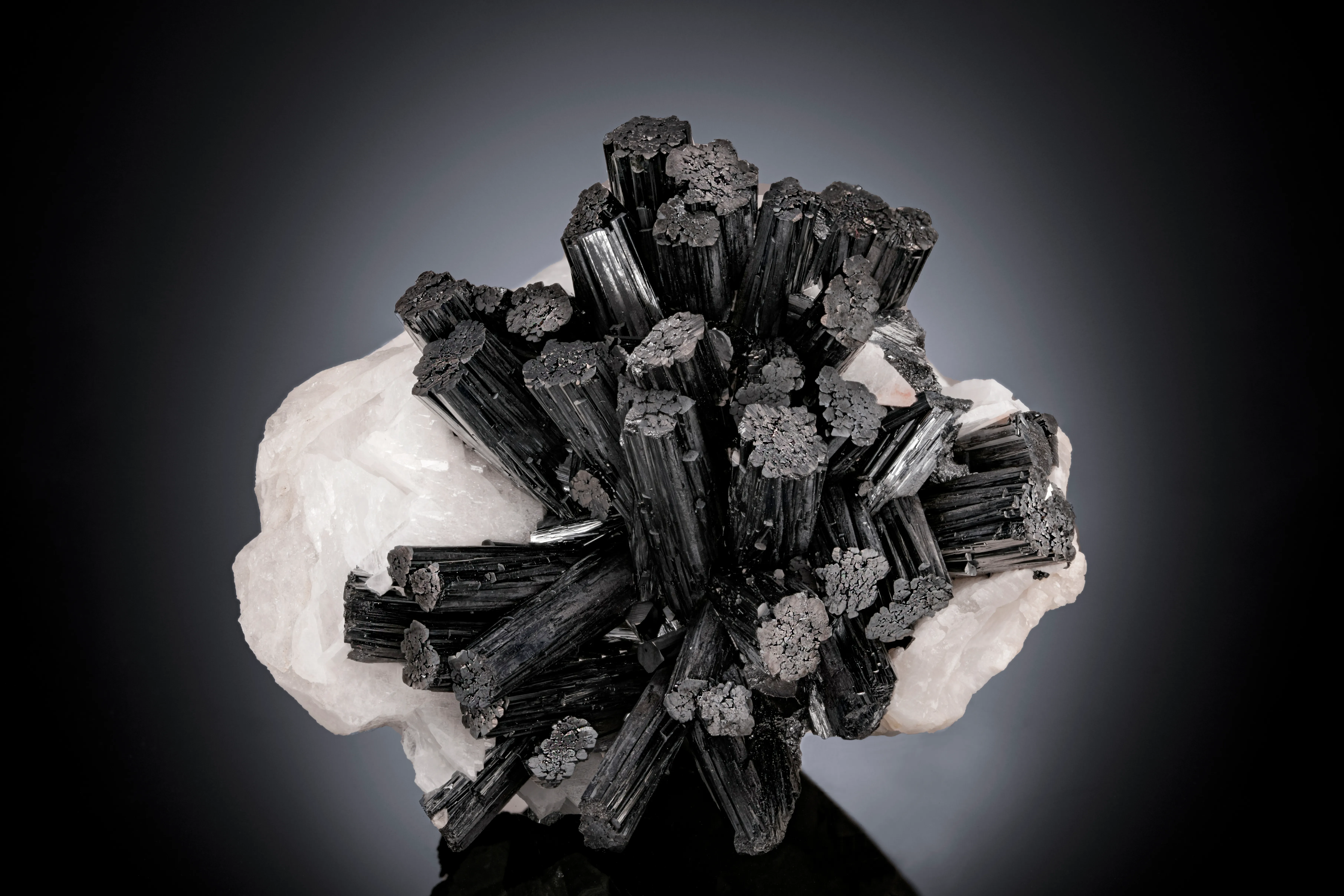 Manganite Spray on Baryte - image 1