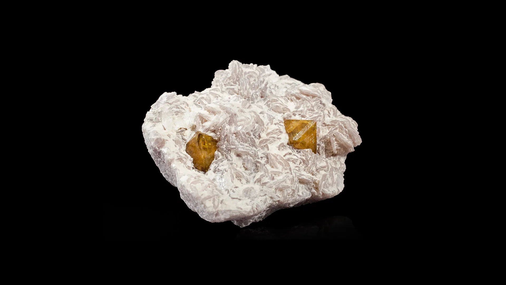 Microlite (var. Fluornatromicrolite) - image 1