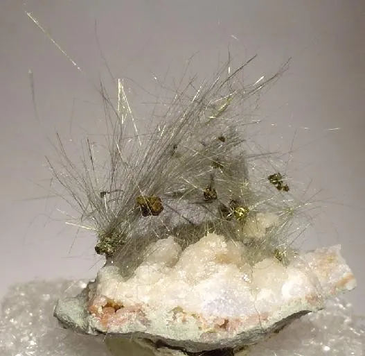 Millerite, Quartz image