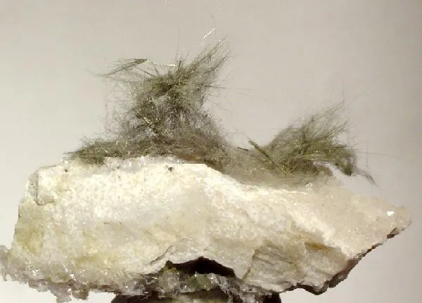 Millerite, Quartz image