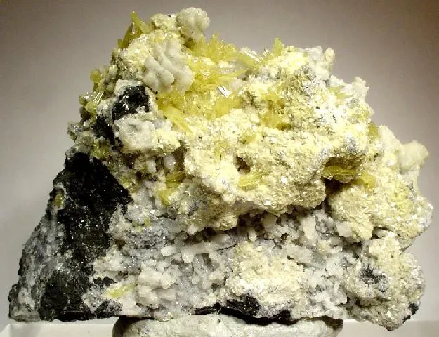 Mimetite, Dolomite image