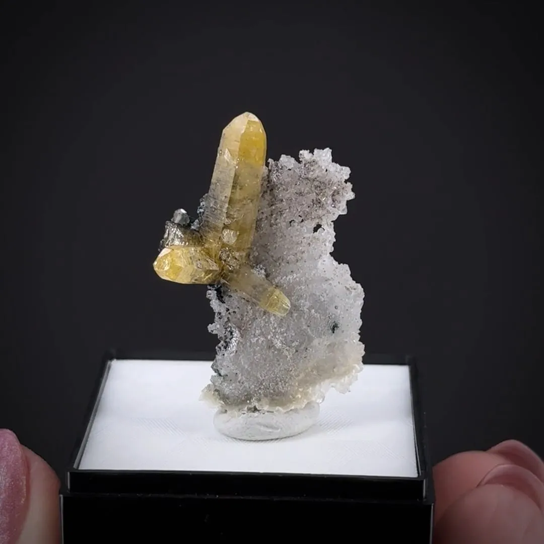 Mimetite on Cerussite - image 2