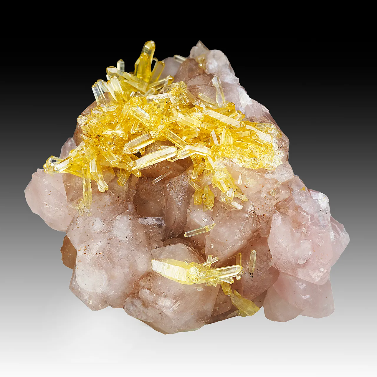 Mimetite on Smithsonite - image 1