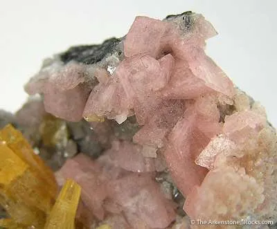 Mimetite on Smithsonite - image 3