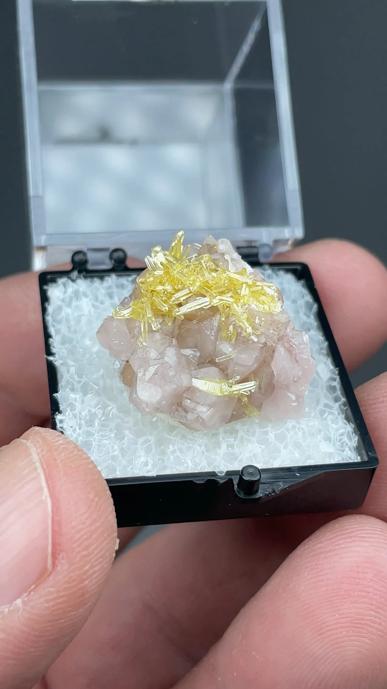 Mimetite on Smithsonite - image 2