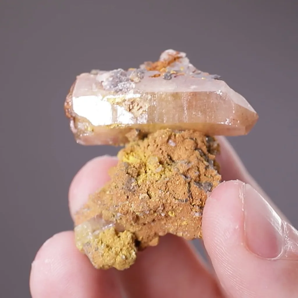 Mimetite on Tsumcorite - image 2