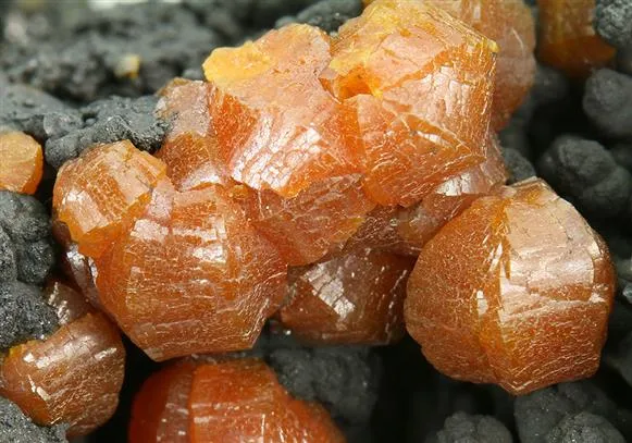 Mimetite Var. CAMPYLITE with Barite image