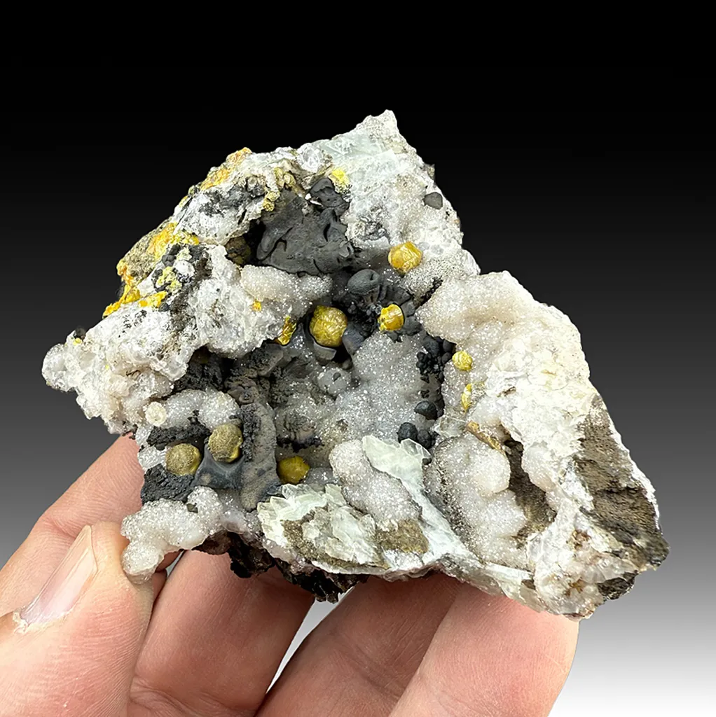 Mimetite with Quartz, Psilomelane image