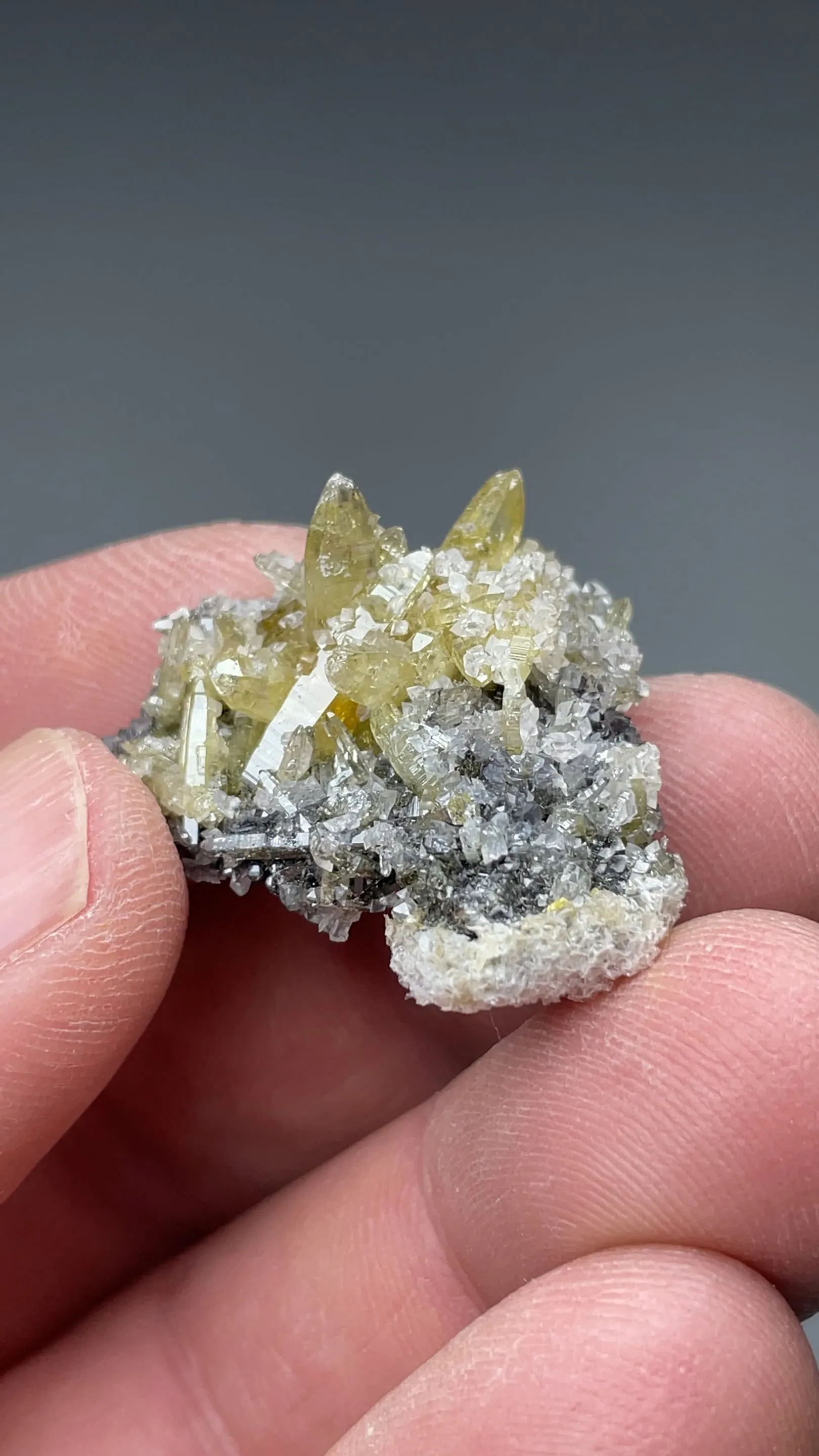 Mimetite with Smithsonite - image 2