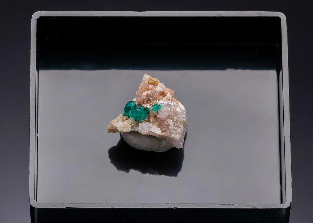 MINRECORDITE with Dioptase image