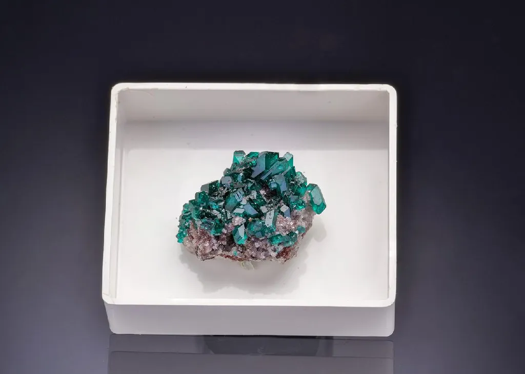 MINRECORDITE with Dioptase and Calcite image
