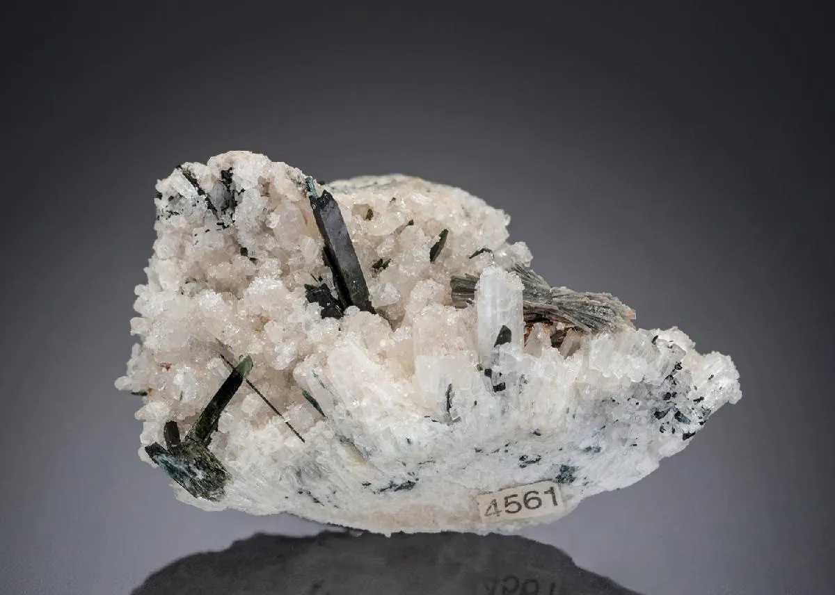 Monteregianite-(Y) - image 1