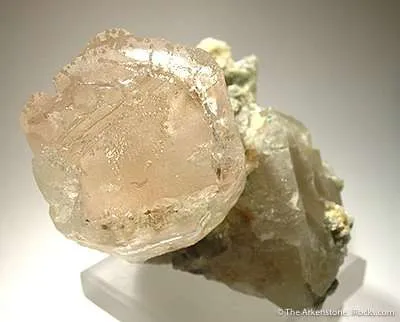 Morganite on Quartz - image 3