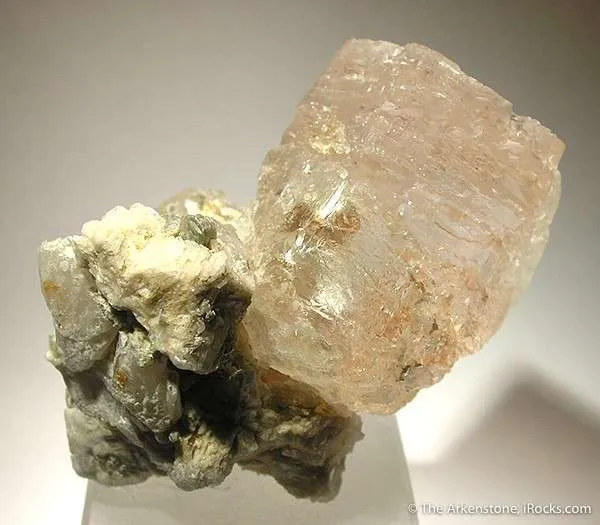 Morganite on Quartz - image 2