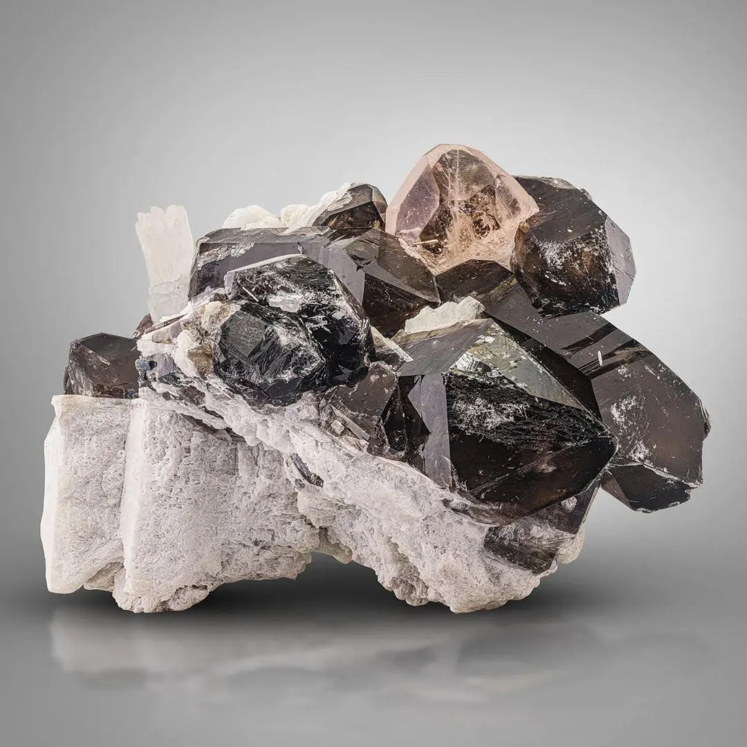 Morganite on Quartz - image 2