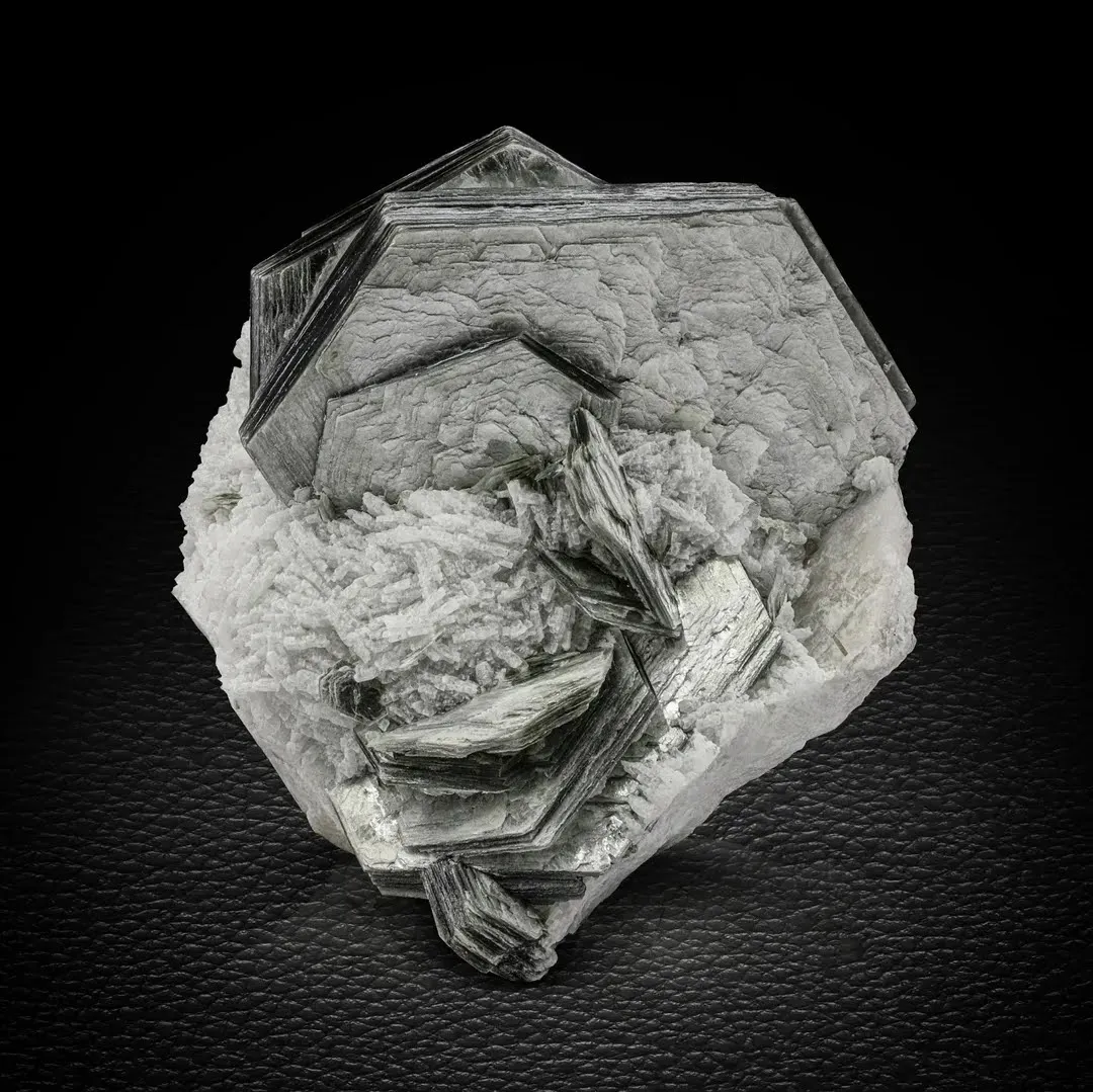 Muscovite on Albite - image 1