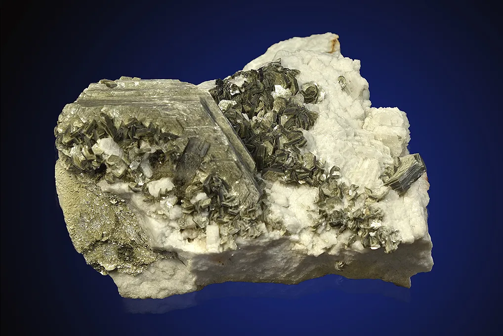 Muscovite on Albite image