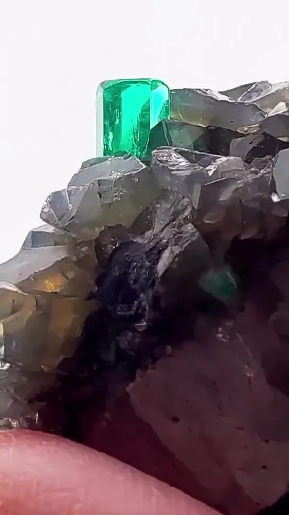 MUZO Emerald MAGIC — GREEN FIRE IN THE MATRIX - image 2
