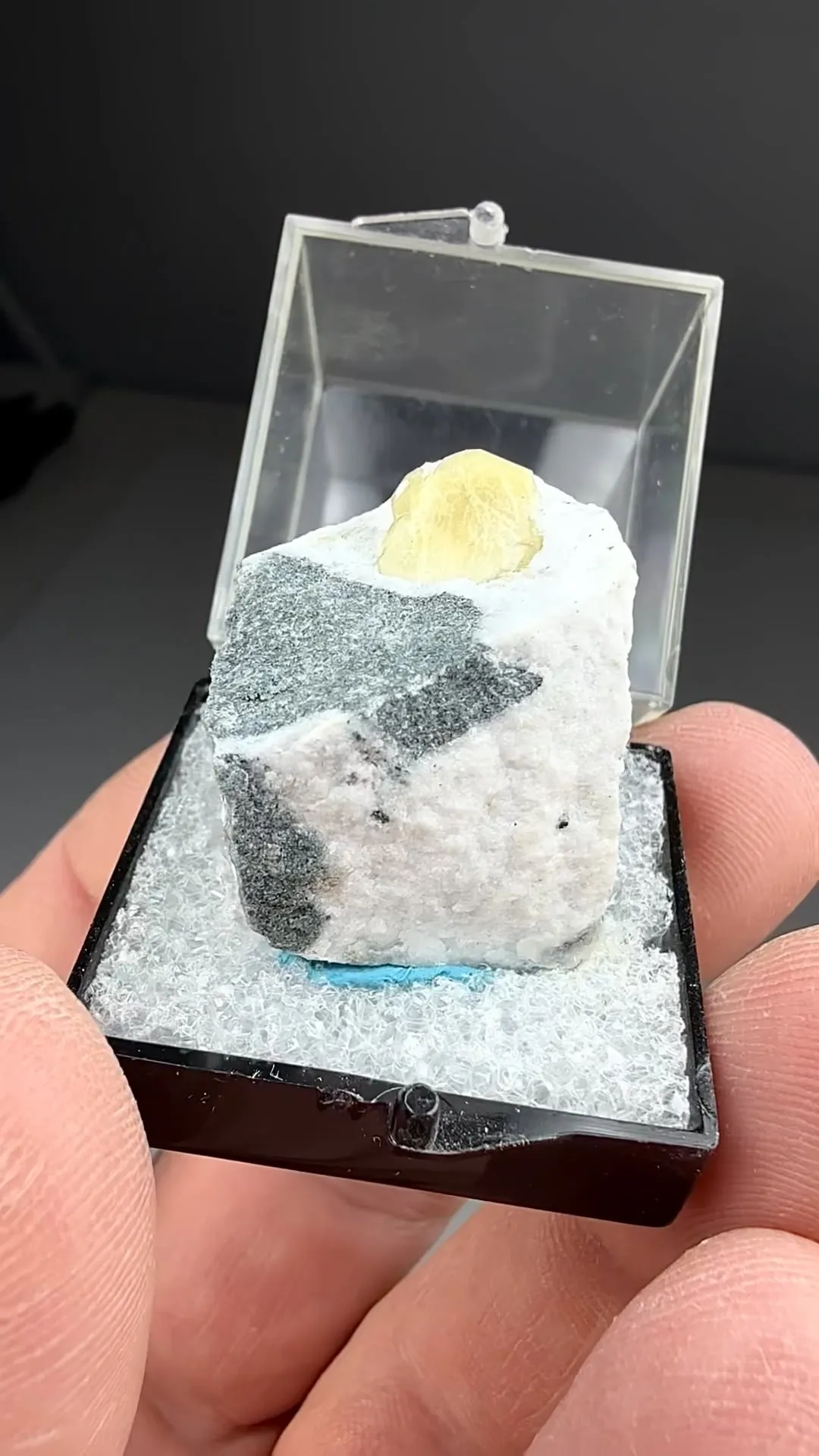 Narsarsukite - image 2