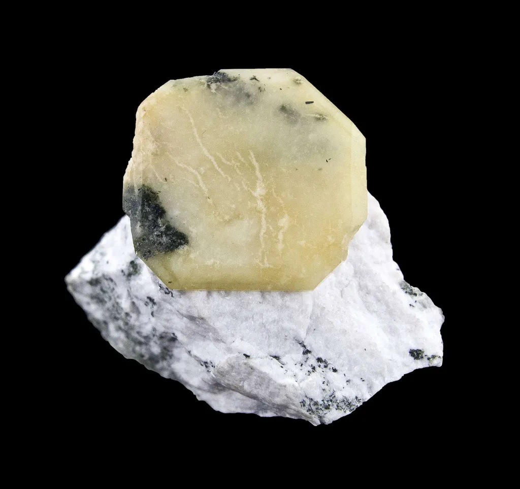 Narsarsukite image